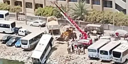 سقوط
      أتوبيس
      أجرة
      في
      ترعة
      الشرقاوية
      بشبرا
      الخيمة..
      والسلطات
      تنجح
      في
      انتشاله
      دون
      إصابات