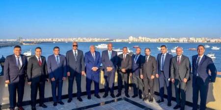محافظ
      الإسكندرية
      يستقبل
      عددًا
      من
      القيادات
      التنفيذية
      والمحافظين
      ضمن
      احتفالات
      العيد
      القومي
      بقلعة
      قايتباي