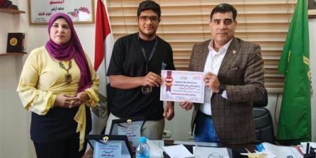 بالبلدي: تكريم
      حسن
      محمد
      حسن
      لاعب
      المشروع
      القومي
      للبطل
      الأولمبي
      في
      إدارة
      كفر
      شكر
      التعليمية