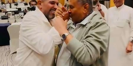 بالبلدي : فنان العرب محمد عبده يقبّل يد المايسترو هاني فرحات قائلاً: ”ونكيد العوازل بقى”