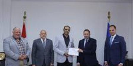 بالبلدي: محافظ
      دمياط
      يكرم
      قيادات
      مدينة
      رأس
      البر
      لجهودهم
      في
      تحسين
      الخدمات
      والانضباط