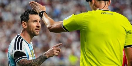بالبلدي : أساء
      فهم
      شيء
      فعلته..
      حكم
      مباراة
      الأرجنتين
      وسويسرا
      يعلق
      لأول
      مرة
      على
      مشادته
      مع
      ميسي