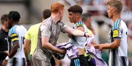 بالبلدي: سبب "غريب" يجبر لاعبي نيوكاسل على استبدال قمصانهم خلال مباراة ودية