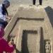 بالبلدي : عروس البحر تُزين الشاطئ.. طلاب جامعة بوسعيد يقيمون مهرجان للنحت على الرمال| صور وفيديو