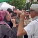 بالبلدي: شاهد لحظة اعتناق ناشط أمريكي الإسلام خلال مظاهرة داعمة لغزة بالبلدي | BeLBaLaDy
