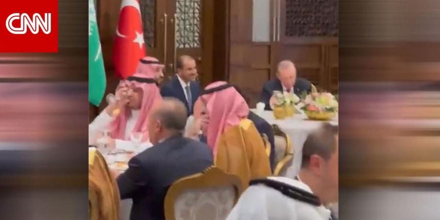 BELBALADY: تداول فيديو من بُعد يظهر لغة جسد محمد بن سلمان وأردوغان على طاولة عشاء وما الأغنية التي عُزفت