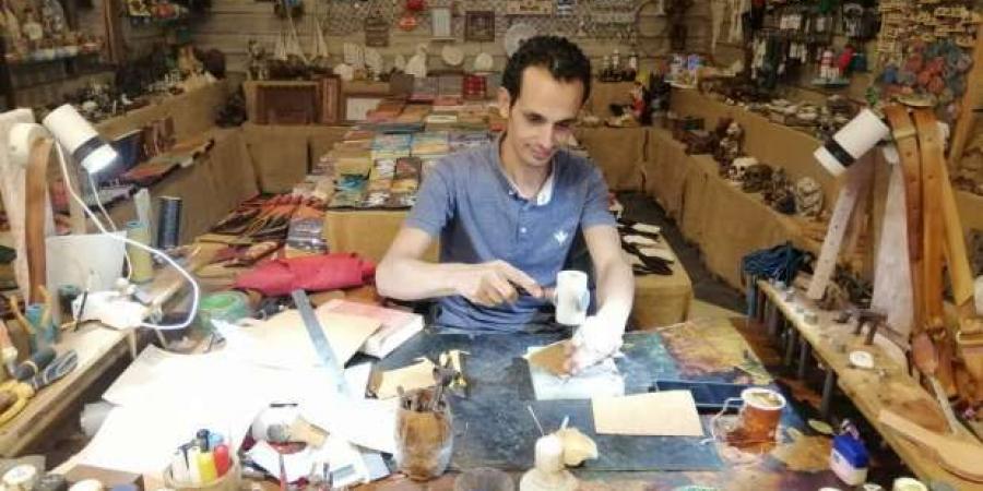 ألوان الوطن | «مدحت» يجذب المصريين والأجانب بمشغولات جلدية يدوية: صنع في «دهب» "بالبلدي"