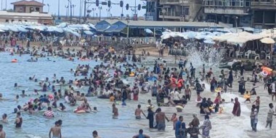 بالبلدي: إقبال المصطافين من المحافظات على شواطئ الإسكندرية.. فيديو وصور