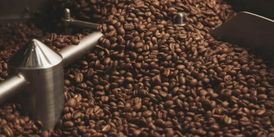 تحميص القهوة: عملية فنية تحوّل الحبوب إلى تجربة لا تُنسى