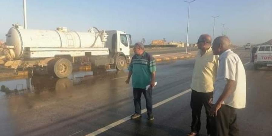 بالبلدي: رئيس مدينة مرسى علم يشرف على إزالة آثار الأمطار و شفط المياه بالكيلو65