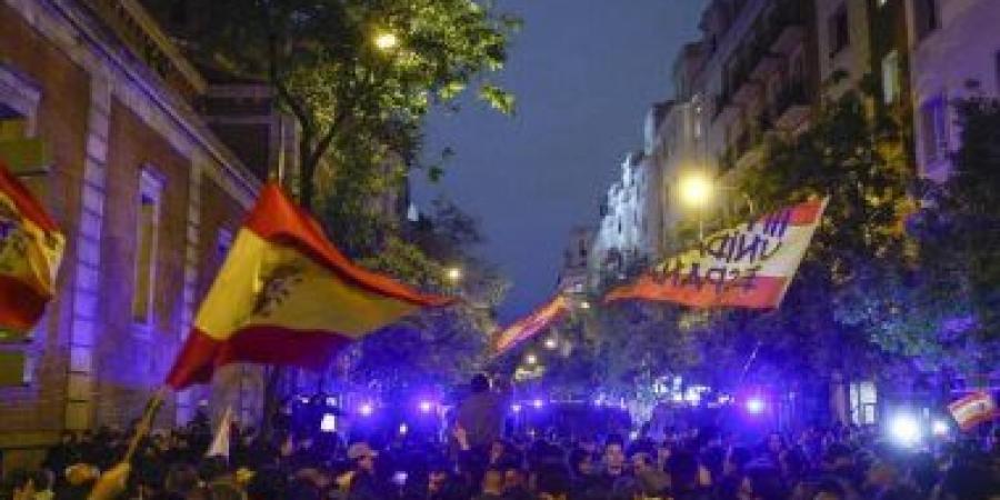 بالبلدي: فوضى فى إسبانيا بسبب احتجاجات قانون العفو عن الانفصاليين الكتالونيين.. فيديو