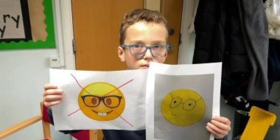 بالبلدي: طفل يطلب من شركة أبل إعادة تصميم الرمز التعبيري لوجه "طالب يذاكر"