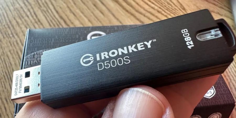 بالبلدي: إستعراض لذاكرة التخزين المشفرة Kingston IronKey D500S
