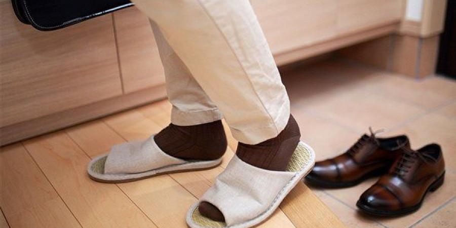 بالبلدي : عدم ارتداء الحذاء داخل المنزل يسبب كارثة صحية تلحق بالقدمين