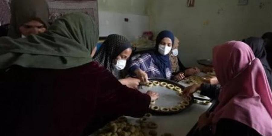 بالبلدي: غزاويات يحاولن صنع الكحك في عيد يحرمون فيه من شتى مظاهر الحياة|فيديو belbalady.net