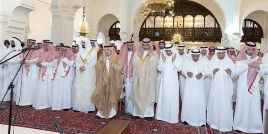 بالبلدي: شاهد.. أمير منطقة الرياض يؤدي صلاة الميت belbalady.net