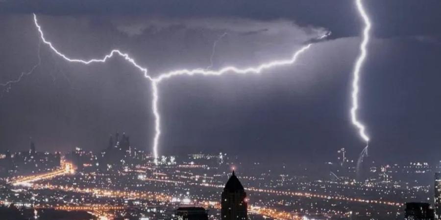بالبلدي: حالة الطقس الآن في الإمارات.. أمطار غزيرة ورياح شديدة تتسبب في تعطيل المدارس والجهات الحكومية