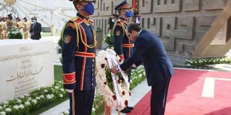 بالبلدي : السيسى يضع إكليلا من الزهور على النصب التذكارى للجندى المجهول