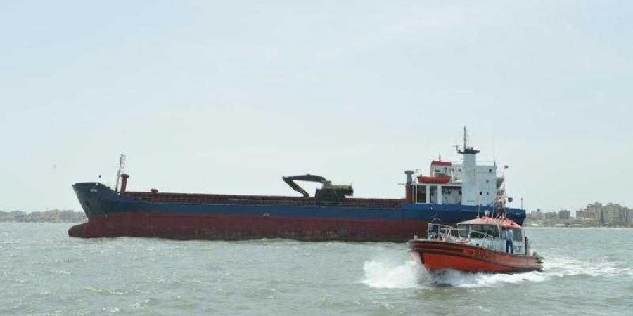 بالبلدي : وحدات الإنقاذ بقناة السويس تنجح في إنقاذ سفينة وطاقمها من الغرق قبل عبورها للقناة