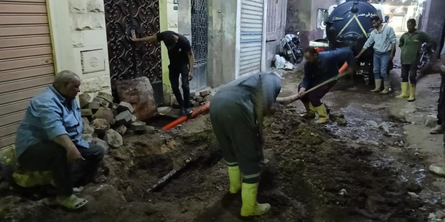بالبلدي: بالصور.. إصلاح كسر ماسورة مياه عمومية بعزبة البحبوحي بالعمرانية