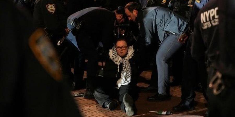 بالبلدي: اقتحام واعتقالات|لقطات توثق تعامل شرطة نيويورك مع الاحتجاجات المناصرة للفلسطينيين بجامعة كولومبيا belbalady.net