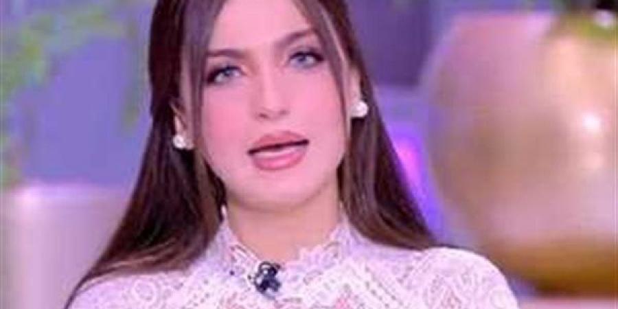 بالبلدي: ياسمين عز تستعرض رشاقتها بجمبسوت لافت| شاهد belbalady.net