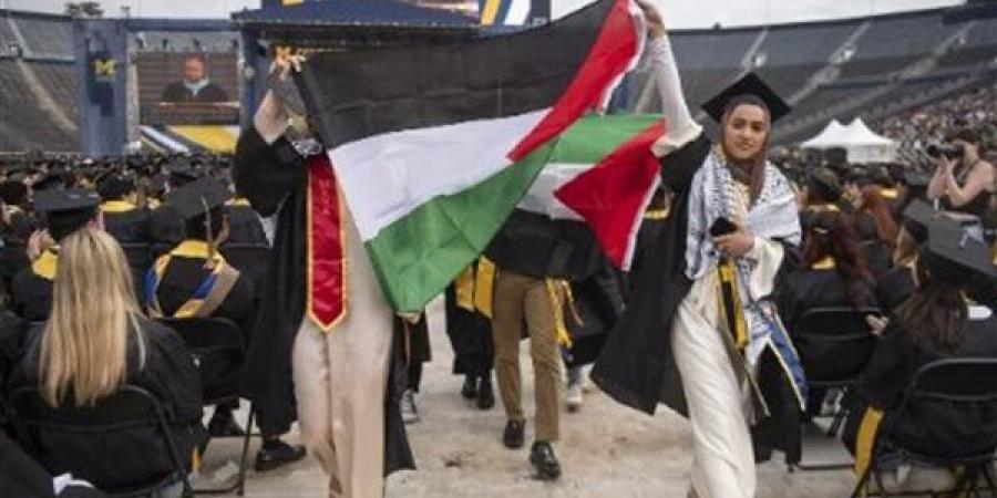 بالبلدي: علم فلسطين يرفرف في حفل تخرج طلاب جامعة ميشيجان الأمريكية| شاهد belbalady.net