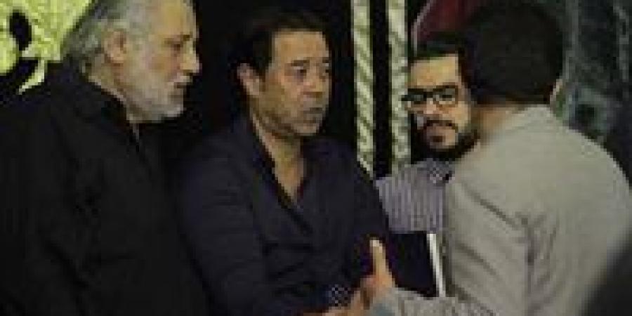 بالبلدي : محمد منير ومصطفى قمر يقدمان واجب العزاء في شقيق مدحت صالح