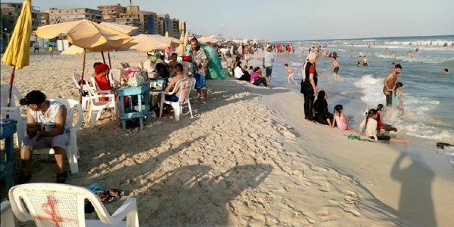 بالبلدي : إقبال كثيف من المصطافين على شواطئ الإسكندرية في ثالث أيام عيد الأضحى