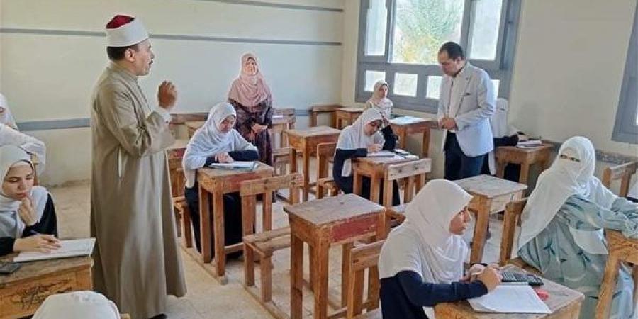 بالبلدي: طلاب الشهادة الثانوية الأزهرية بالقسم العلمي يؤدون امتحان مادة الفيزياء اليوم