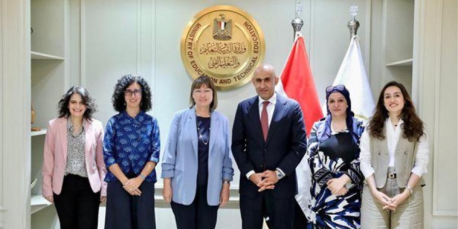 بالبلدي: وزير
      التربية
      والتعليم
      يلتقي
      المنسق
      المقيم
      للأمم
      المتحدة
      لبحث
      تعزيز
      التعاون
      في
      دعم
      تطوير
      منظومة
      التعليم
      قبل
      الجامعي