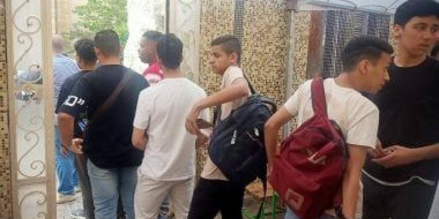 بالبلدي: تفتيش
      طلاب
      الثانوية
      العامة
      بالعصا
      الإلكترونية
      قبل
      دخول
      اللجان