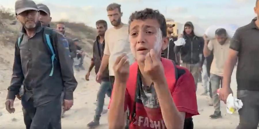بالبلدي: تناول حفنة من التراب باكيًا.. شاهد ما فعله طفل فلسطيني أمام مصور CNN في غزة