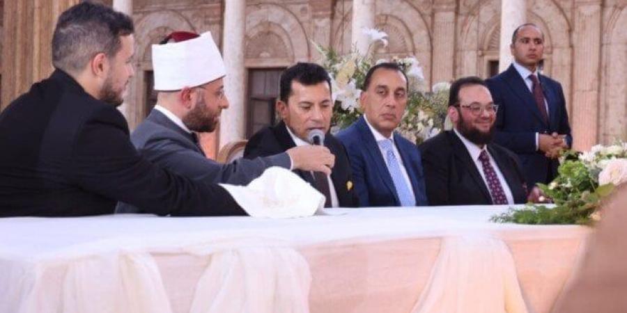 بالبلدي: وزير
      الرياضة
      يحتفل
      بعقد
      قران
      ابنته
      بحضور
      رئيس
      الوزراء
      وكبار
      رجال
      الدولة
      (صور)
