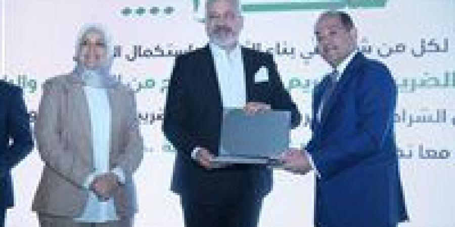 بالبلدي: وزير
      المالية
      يكرم
      عددًا
      من
      الممولين
      المتميزين..
      والداعمين
      للمسار
      الضريبى
      المحفز
      «ثقة..
      شراكة..
      يقين»