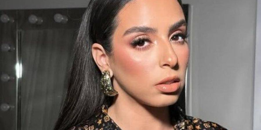بالبلدي : لماذا
      غطت
      سارة
      عبد
      الرحمن
      جسدها
      بالحنة؟..
      6
      معلومات
      عن
      الفنانة
      المثيرة
      للجدل
