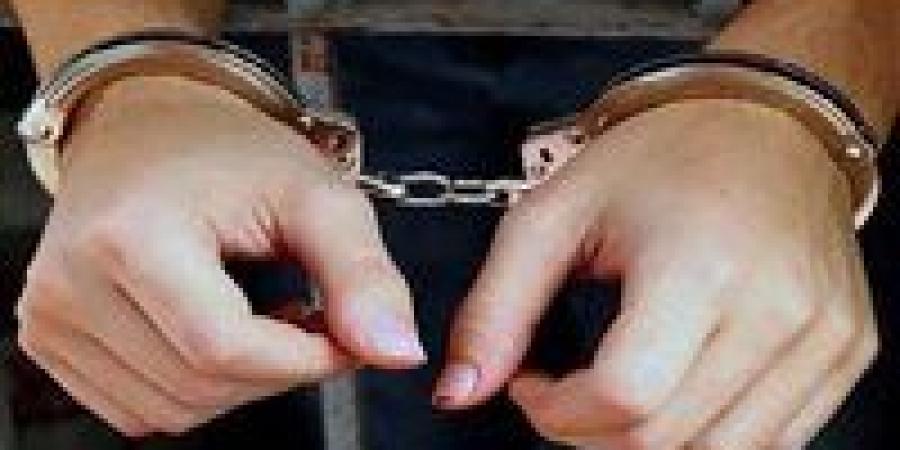 بالبلدي: حبس
      شقيق
      ممثل
      شهير
      3
      سنوات
      بتهمة
      إصدار
      شيك
      دون
      رصيد