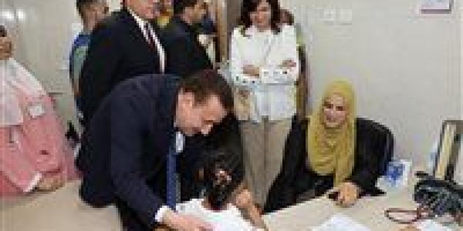 بالبلدي: محافظ
      المنوفية
      والسفيرة
      نبيلة
      مكرم
      يدشنان
      القافلة
      الثانية
      للتحالف
      الوطني
      من
      قوافل
      "
      إيد
      واحدة
      "