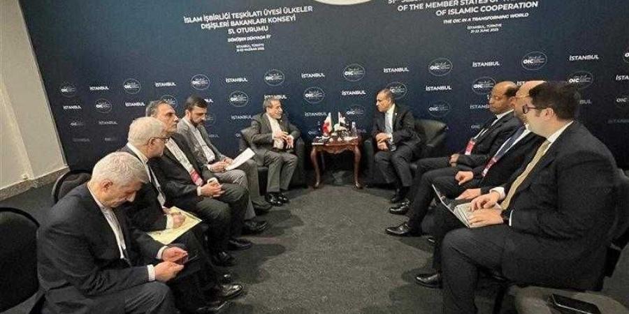 بالبلدي : وزير
      الخارجية
      والهجرة
      يلتقي
      بوزير
      خارجية
      إيران
      في
      اسطنبول