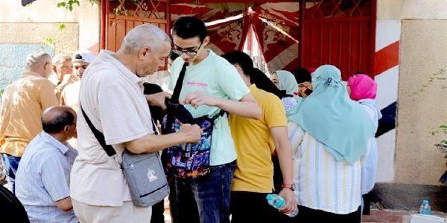 بالبلدي: مفرد
      سبانخ
      يشعل
      مواقع
      التواصل
      بشأن
      امتحان
      اللغة
      العربية
      للثانوية
      العامة..
      وتعليق
      صادم
      من
      التربية
      والتعلم