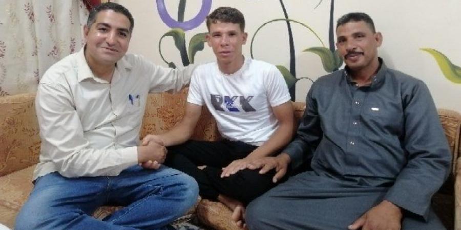 بالبلدي: «دموع
      الفرحة
      في
      عنيه»..
      .والد
      الطالب
      عبد
      الرحمن
      الأول
      على
      الشهادة
      الإعدادية
      للصم
      بـ
      الشرقية:
      "سعادتي
      لا
      توصف
      وربنا
      كرمنا
      فيه"