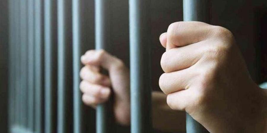 بالبلدي: ضبط
      منتحل
      صفة
      طبيب
      يعالج
      الأورام
      في
      مركز
      غير
      مرخص
      داخل
      منزله
      بسوهاج