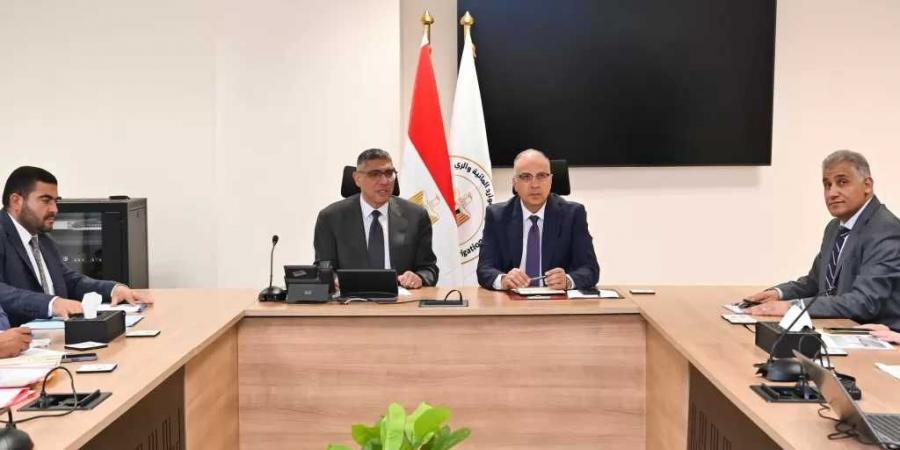 وزير
      الري
      يبحث
      مع
      محافظ
      الجيزة
      عددًا
      من
      ملفات
      التعاون