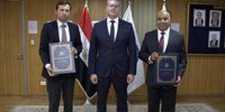 بالبلدي: بدوي:
      توقيع
      اتفاقية
      للبحث
      عن
      البترول
      واستغلاله
      بالصحراء
      الشرقية
