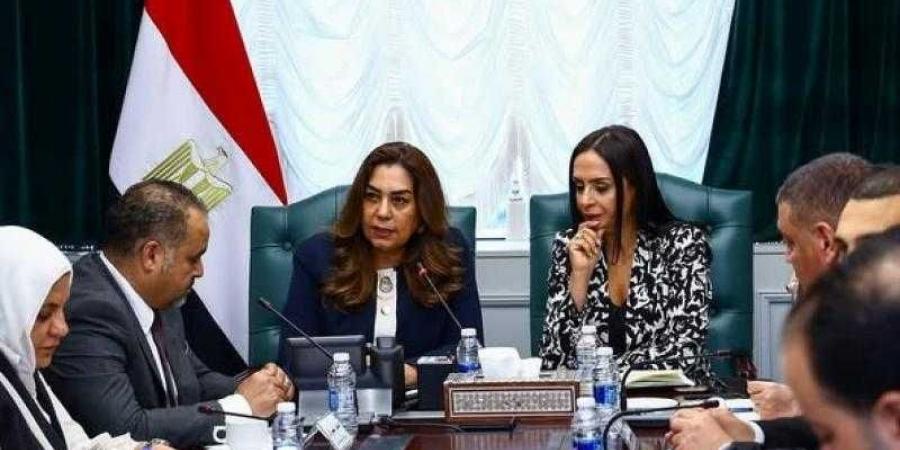 بالبلدي : وزيرتا
      التضامن
      والتنمية
      تتابعان
      آليات
      تنفيذ
      مبادرة
      “
      سكن
      كريم
      من
      أجل
      حياة
      كريمة”
      بقرى
      المرحلة
      الأولى
      لـ
      ”حياة
      كريمة”