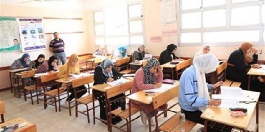 بالبلدي: طلاب
      الثانوية
      العامة
      2025
      بين
      صعوبة
      امتحان
      الفيزياء
      وارتياح
      التاريخ