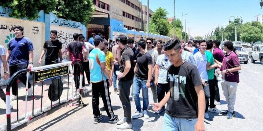 بالبلدي : بدء
      توافد
      الطلاب
      على
      اللجان
      لأداء
      امتحانات
      الثانوية
      العامة
      2025