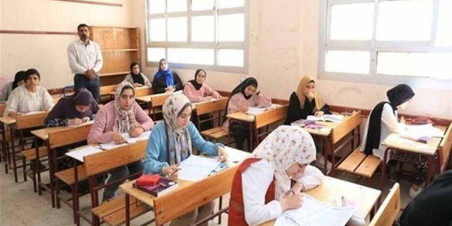 بالبلدي: طلاب
      الثانوية
      العامة
      2025
      يواجهون
      الفيزياء
      والتاريخ
      بإجراءات
      مشددة
      وأجواء
      هادئة
      داخل
      اللجان