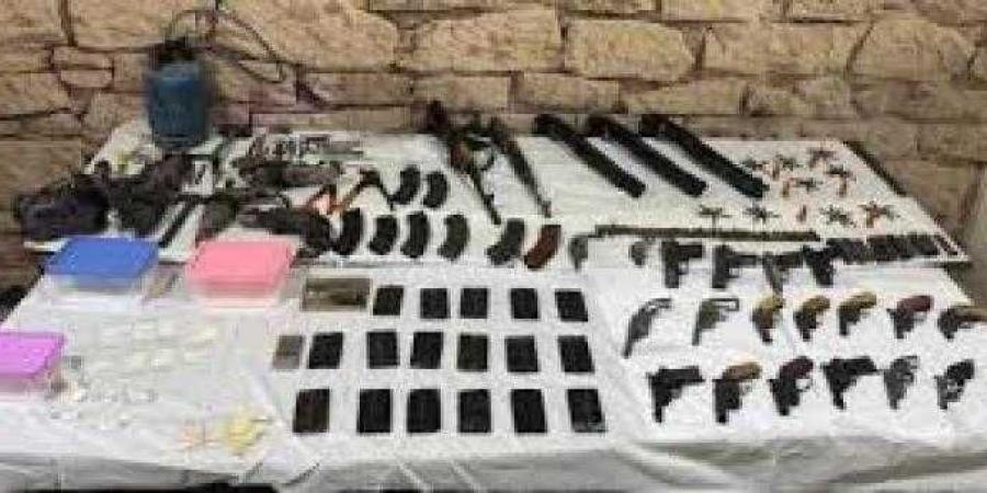 بالبلدي : ضبط
      عناصر
      بؤر
      إجرامية
      من
      متجرى
      المواد
      المخدرة
      والأسلحة
      النارية
      غير
      المرخصة
      ومصرع
      عنصرين
      جنائيين
      شديدى
      الخطورة
      بسوهاج