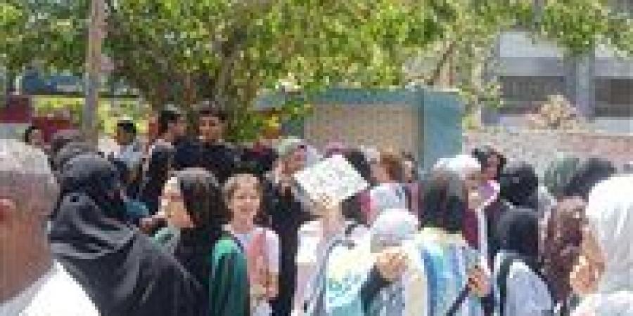 بالبلدي: الثانوية
      العامة..
      تباين
      أراء
      طلاب
      علمي
      عن
      امتحان
      الفيزياء..
      والأدبي:"
      التاريخ
      صعب
      وفيه
      تريكات
      كتير"